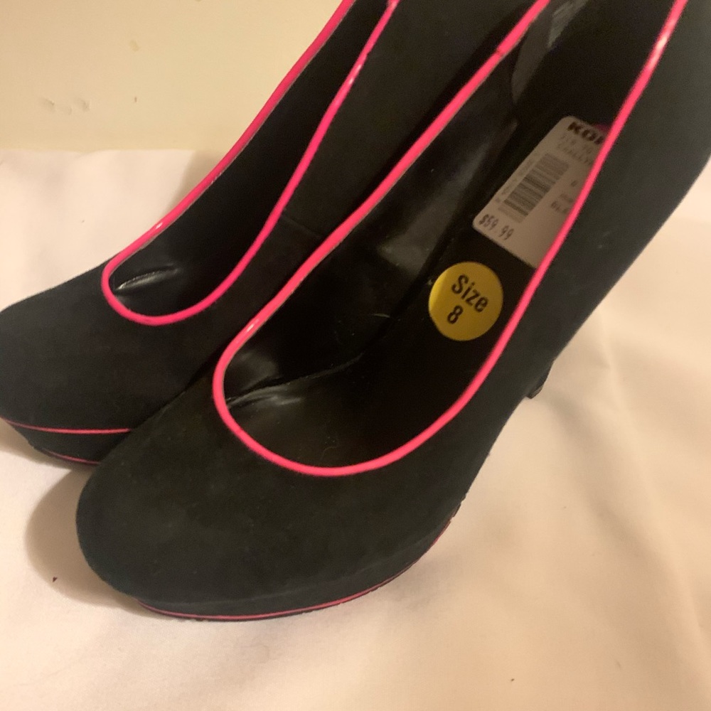 4’heels black with pink trim size 8